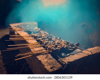 The process of grilling goat meat with an appetizing aroma