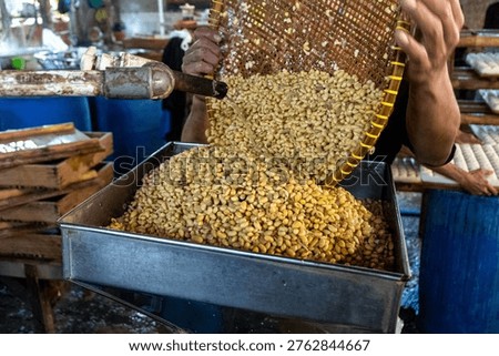 The process of grinding soybeans to make white tofu in the factory.