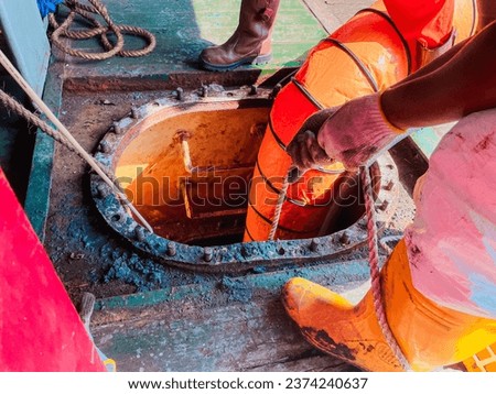 the process of installing a portable ventilator blower hose to remove gas or free gas from a tank before people enter. free gas confined space