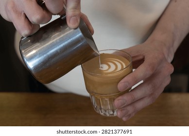 the process of making a latte in the coffeeshop