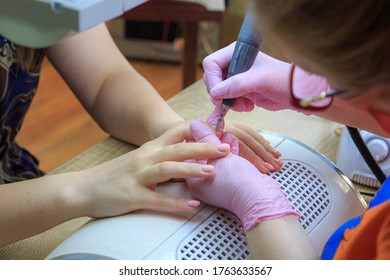 The process of making a manicure by a master