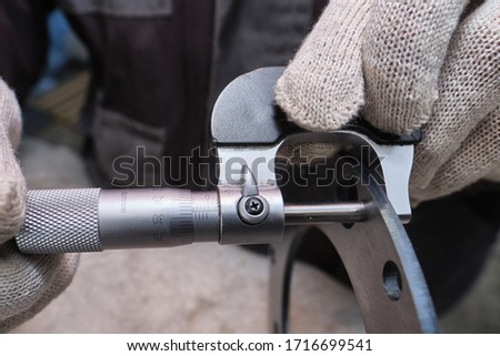 The process of measuring the ring of a large diesel engine in a machine-building plant using a simple, accurate micrometer with a conventional scale, a steel product at  point of general technical
