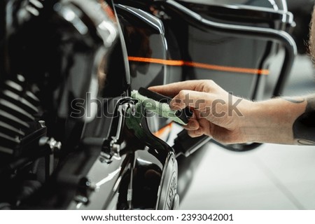 The process of nano coating motorcycle applying soft fiber sponge