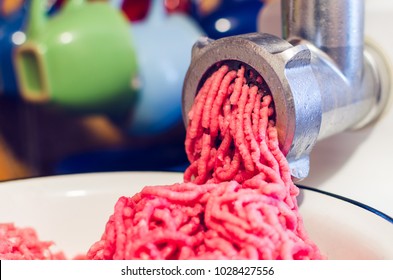 Process of preparation of a minced meat by means of an electric meat grinder.