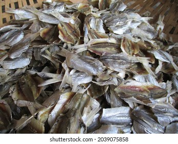 Process of processing traditional salted fish processed by villagers