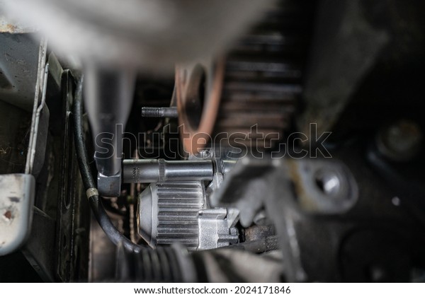 The process of replacing the timing belt\
with car engines with tightening\
tools