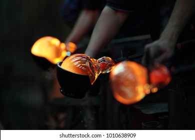 Process of shaping glass during handmade production