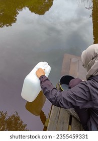 the process of taking water samples using a water derigen