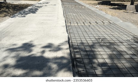 The process of working on the rigid pavement on the concrete side has been completed, the iron on the right side has just been installed.