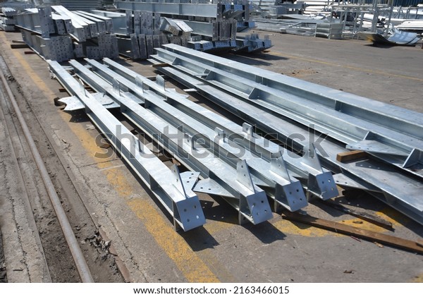The processed steel products are galvanized in
the factory.