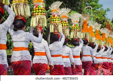 Procession Of Beautiful Balinese Women In Traditional Costumes - Sarong, Carry Offering On Heads For Hindu Ceremony. Arts Festival, Culture Of Bali Island And Indonesia People, Asian Travel Background