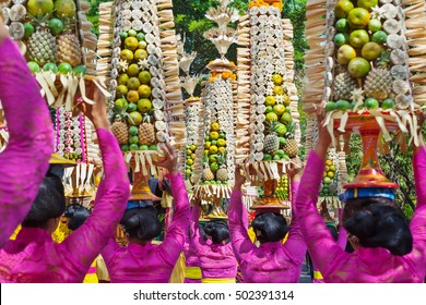 Procession Of Beautiful Balinese Women In Traditional Costumes - Sarong, Carry Offering On Heads For Hindu Ceremony. Arts Festival, Culture Of Bali Island And Indonesia People. Asian Travel Background