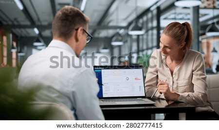 Procurement Manager Guides Team Using E-procurement Software For Project Success.