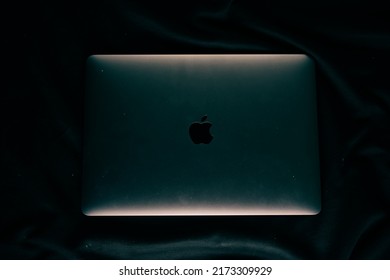  A Product Photoshoot For Mac Book Pro