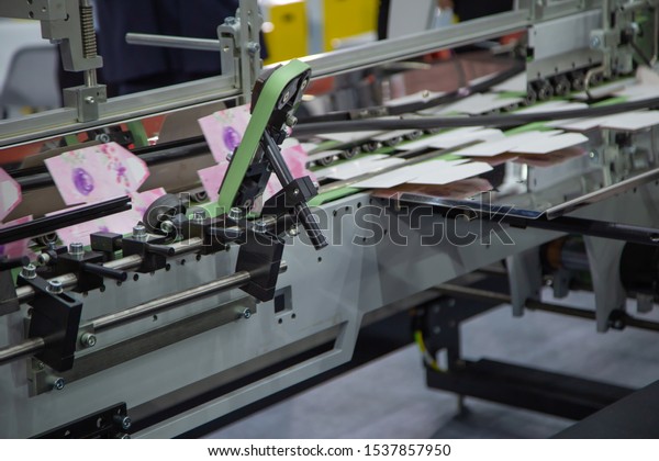 Production of box packaging printing machine\
from printing to\
finishing.