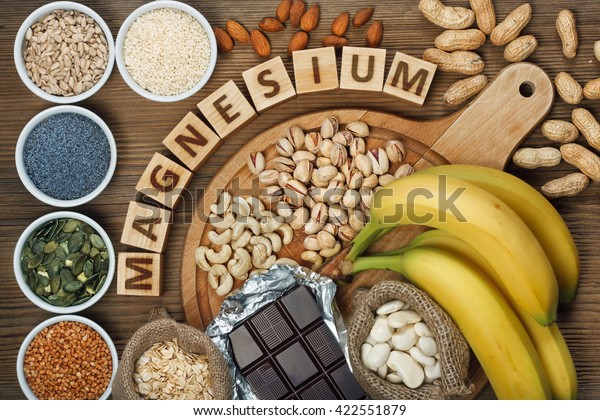 Producten die magnesium bevatten: bananen, pompoenpitten, blauw maanzaad, cashewnoten, bonen, amandelen, zonnebloempitten, havermout, boekweit, pinda's, pistachenoten, donkere chocolade en sesamzaad