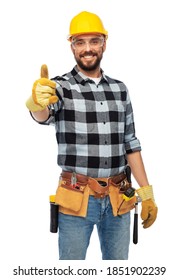 profesión, construcción y construcción - hombre sonriente feliz trabajador o constructor de casco y gafas mostrando pulgares hacia arriba sobre fondo blanco