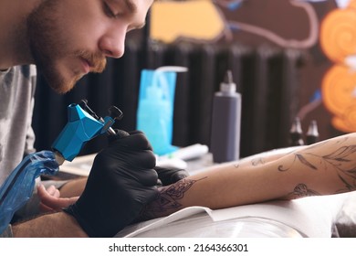 1,319 Young man getting tattoo Images, Stock Photos & Vectors ...