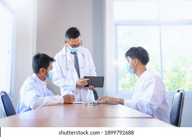 Professional Asian Doctor Medical Professionals Team Brainstorming In A Meeting.Group Of Doctors Discussing Work In Office