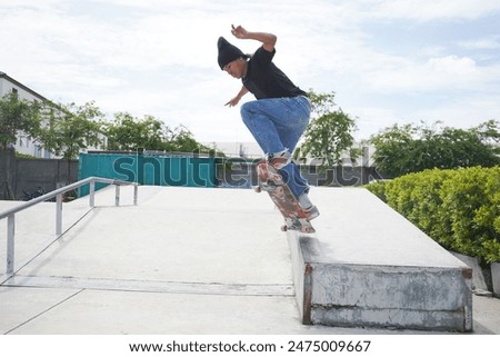 Junge Person mit Skateboard im Skatepark