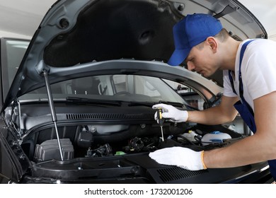 Professional Auto Mechanic Fixing Modern Car Stock Photo 1732001206 ...