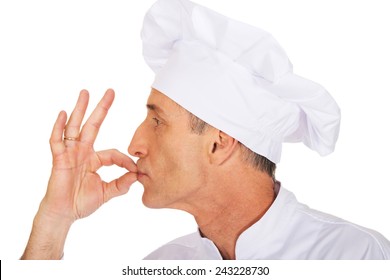 Chef profesional con sombrero blanco con gesto de aprobación del gusto