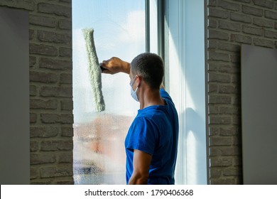 
Professioneller Reiniger reinigt das Fensterfoto