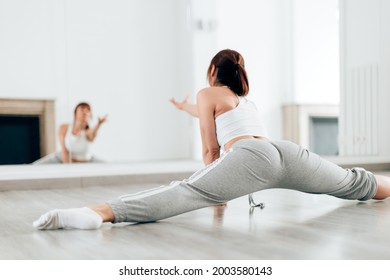 Professional Dancer Woman Doing Dance Routine Session At Home Studio - Focus On Back