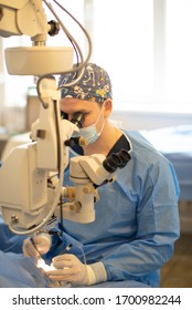  professional doctors performing operation process 