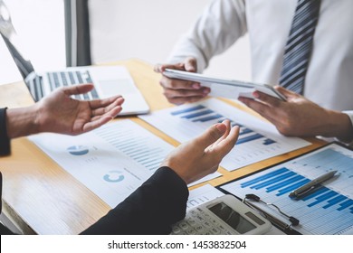 Professionelles Business-Mitarbeiter-Team arbeitet und analysiert mit neuen Projekt der Rechnungslegung, Idea Präsentation und Meeting Strategie Plan der Finanzinvestition.