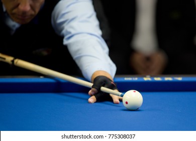 Professional Hand Billiard Cue Ball Hand Player