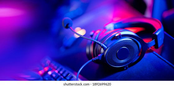 208,339 Headphone Microphone Images, Stock Photos & Vectors | Shutterstock