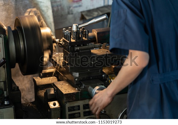 プロの機械工 人工旋盤加工機 金属加工産業のコンセプト 工場での機械工学制御旋盤 の写真素材 今すぐ編集