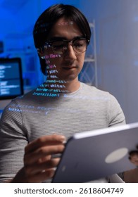 Profissional masculino desenvolvedor de software, Programador usando tablet digital, desenvolver programa de codificação, revisão de algoritmo de código, aplicação de programação, cibersegurança, ou resolução de problemas, solução de problemas.