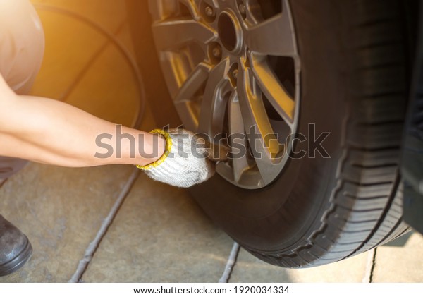 Professional mechanics are using specialized\
tools to inflate the tires in a workshop to ensure the safety of\
the operator before setting out for a tour.\
