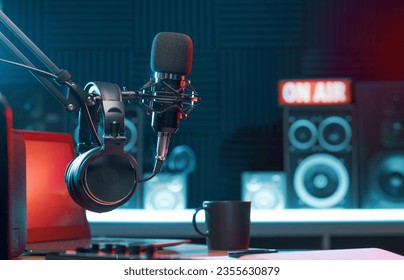 Micrófono profesional y audífonos en la estación de radio, el concepto de entretenimiento y comunicación