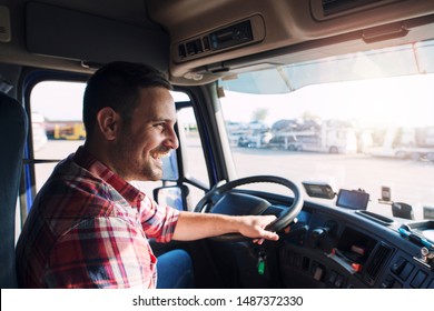 Professioneller Lastwagenfahrer mittleren Alters in ungezwungener Kleidung, der LKW für eine lange Transportroute fährt.