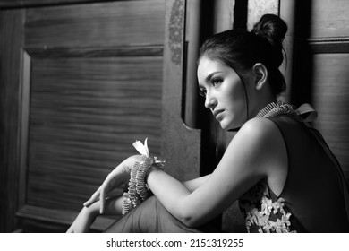 A Professional Model Poses In Front Of A Customer During A Product Introduction Event For The Newly Released Camera (surabaya, 13-12-2018)