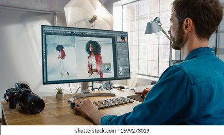 Fotógrafo profesional sentado en su escritorio usa computadora de escritorio en retoques de Photo Studio. Después de la fotografía retoma fotografías de hermosa modelo de mujer negra en un software de edición de imágenes