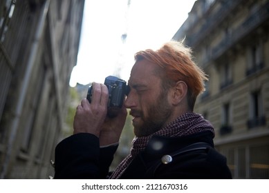 Professional photographer at work in the city centre of Paris