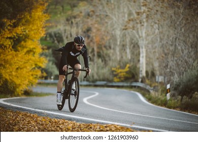 Professioneller Fahrradfahrer in Aktion. Männer fahren Mountainbike bei Sonnenuntergang.