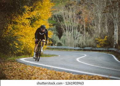 Professioneller Fahrradfahrer in Aktion. Männer fahren Mountainbike bei Sonnenuntergang.