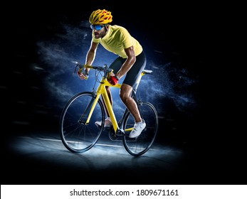 Professionelles Fahrradrennen in Aktion einzeln auf schwarzem Hintergrund