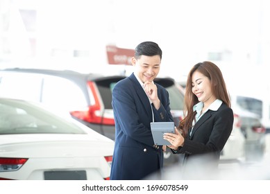 Professional salespeople sell cars at dealers to buyers, Asian businessmen