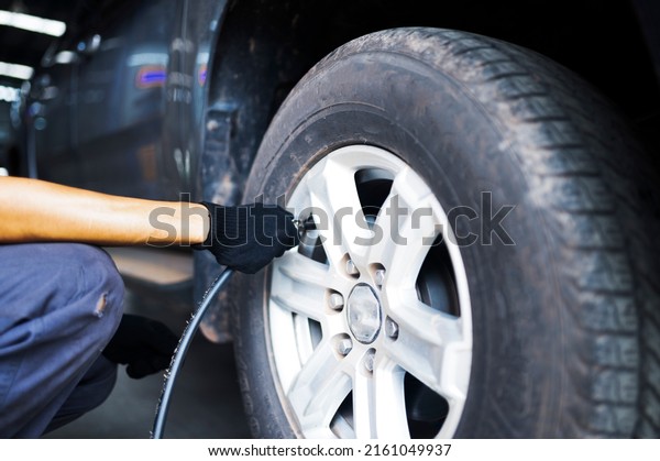 Professional service technicians in repair\
centers. Inflate tires at car\
service.
