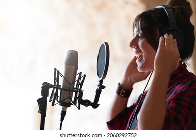 18,366 Singer Recording Song Images, Stock Photos & Vectors 