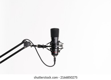 Micrófono de estudio profesional aislado en el fondo blanco