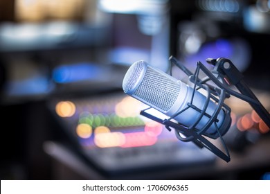Professionelles Studio-Mikrofon, Aufnahmestudio, Ausrüstung auf unscharfem Hintergrund