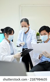 A Professional And Successful Asian Senior Female Medical Doctor Specialist Supervisor Training And Teaching Two Young Asian Junior Specialist In The Lab.