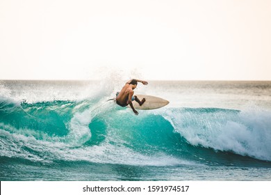 surf profesional en olas en Bali, Indonesia. hombres atrapando olas en el océano, aislados. Deportes de surf a bordo. clases de deportes náuticos para la gente y actividades de natación en la playa durante las vacaciones de verano